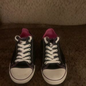 Blk/Purple Converse Chuck Taylor’s Low Top Sneaks